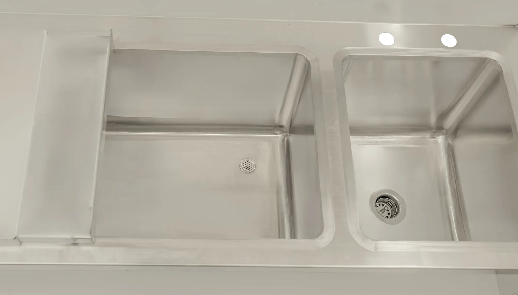 60″ Cocktail Mix Unit with 7″ Back Splash, 44″ x 12″ x 10″ Ice Bin with Sliding Cover, and 10″ x 12″ x 10″ Sinks
